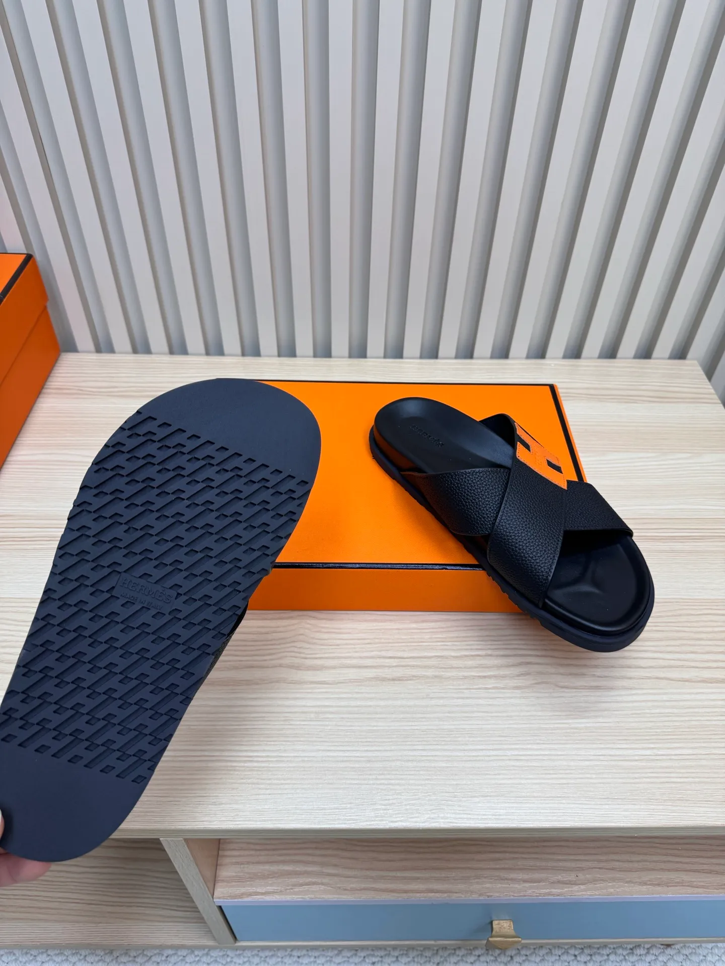 🅿️300💰Couple style 25 latest cross-slippers Hermes 🐎The extremely popular couple style second uncle slippers/latest hardware buckle sandals and slippers, paired with various colorful socks, so trendy!           ———————— Upper: Imported pebbled cowhide Lining: Imported cowhide Outsole: Tpu non-slip and wear-resistant outsole Female size: 35-42 (40.41.42 non-refundable and non-exchangeable) Male size: 39-46 (45.46 non-refundable and non-exchangeable) Long-term spot Couple model 37-46